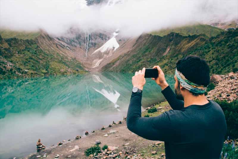 Pasajero fotografíando la bella Laguna Humantay