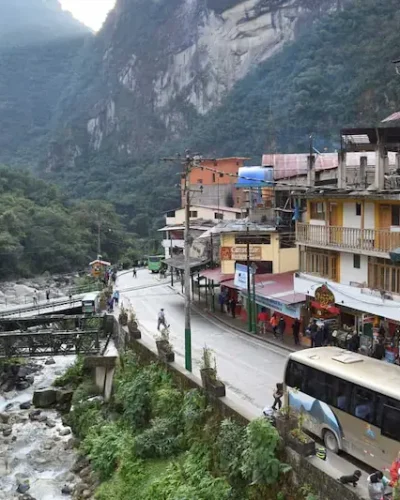 pueblo-de-machu-picchu-aguas-calientes.webp
