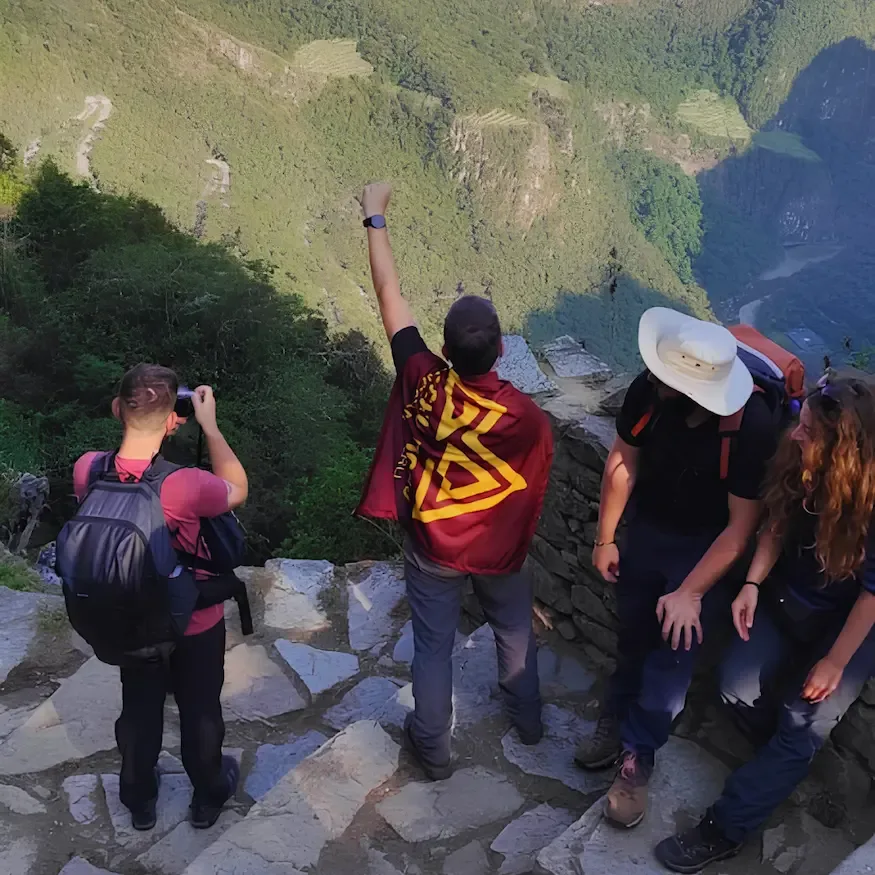 Viajeros de Machu Picchu Andean recorriendo Machu Picchu
