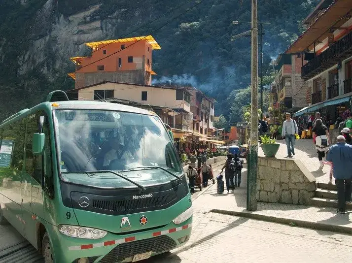 bus a la entrada de machu picchu
