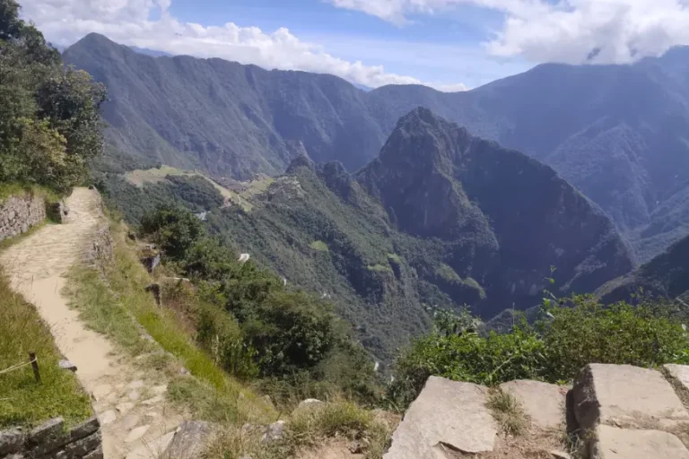 descenso de inti punku a machu picchu pueblo
