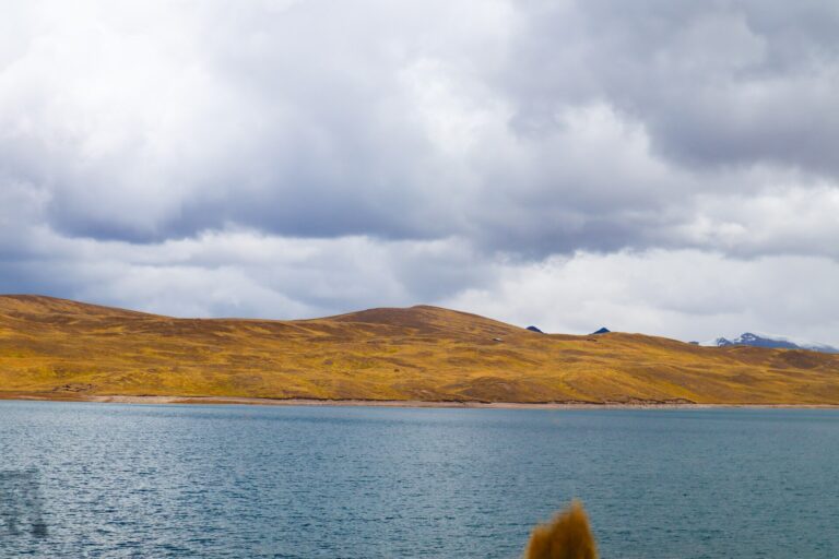 Laguna Sibinacocha rodeada de paisaje altoandino en Cusco