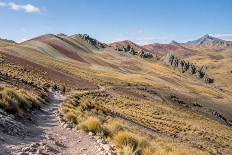 Sendero de caminata entre las montañas de colores de Palccoyo